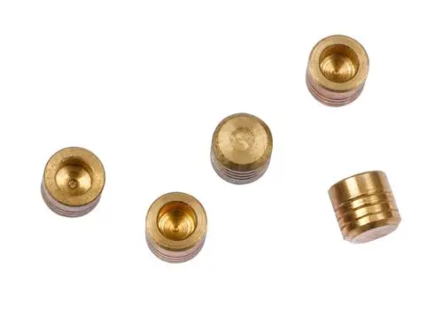 Fünf goldfarbene Hubverlängerungen aus Messing, typisch für Danfoss-Anwendungen, liegen auf einer hellen Oberfläche. Sie haben eine zylindrische Form mit einer vertieften Mitte.